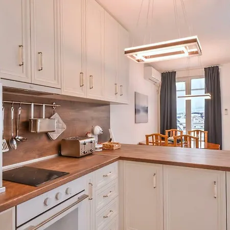 Апартамент Spacious 2bd 2ba Flat - South Park & Vitosha Views By Flat Mаnager София